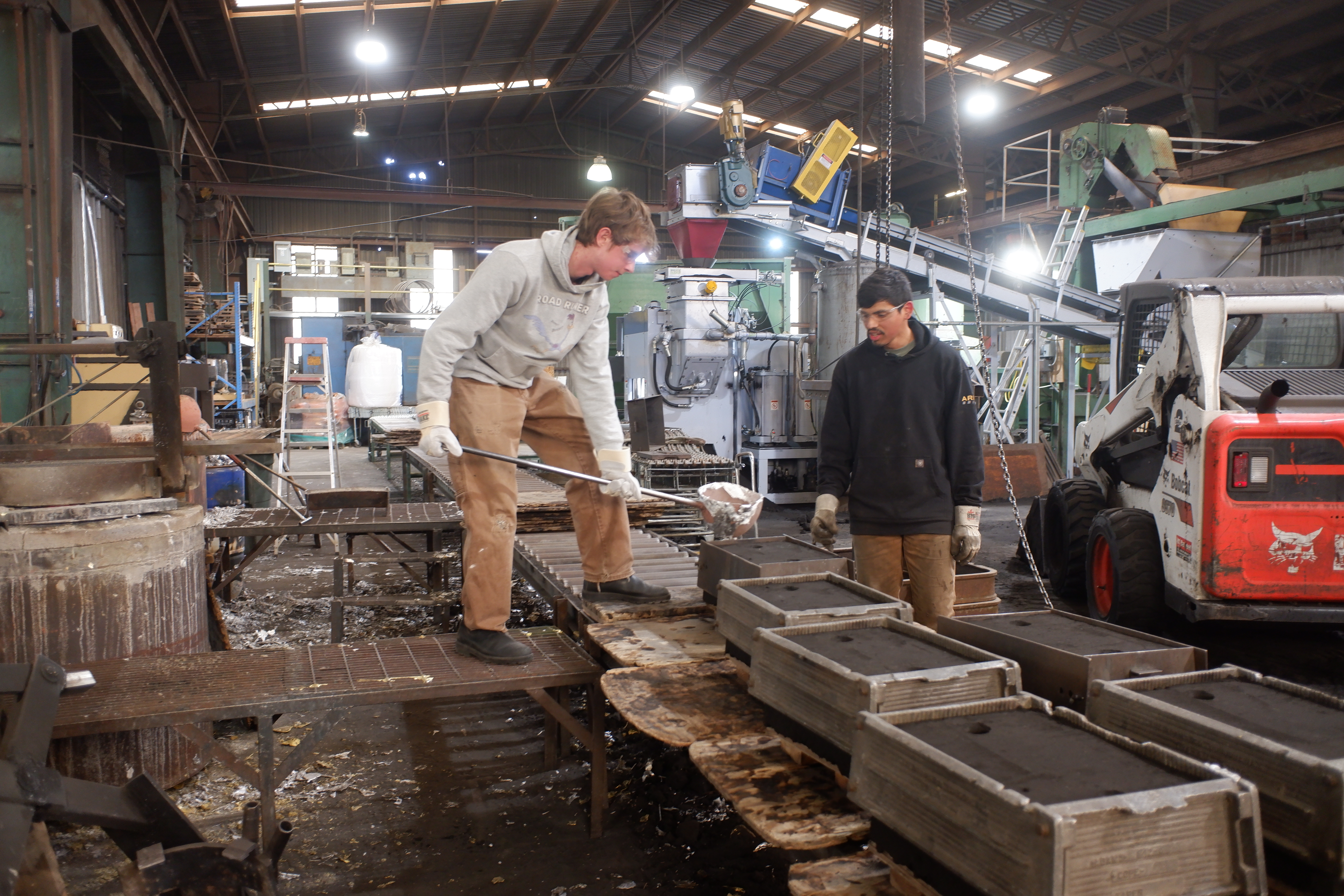 Pouring aluminum